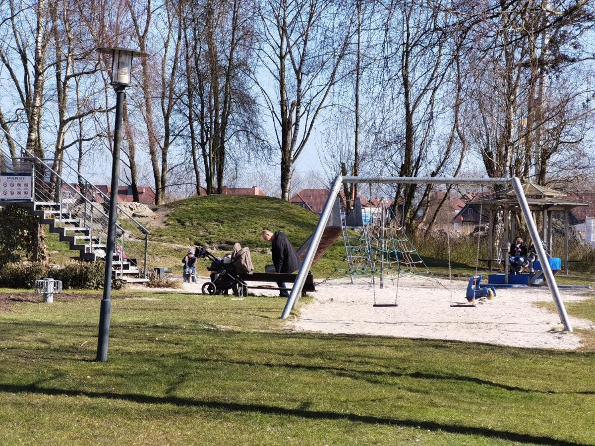 Schaake Hooksiel - Charmante Reetdachwohnung & Kostenfreier Parkplatz Esterno foto